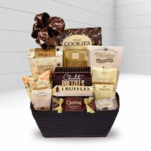 Holiday Gift Basket with Delicious Treats